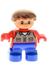 Duplo Child Boy - Duplo child boy with brown hair, wearing red top with dark gray shirt, and blue legs - 6453pb012