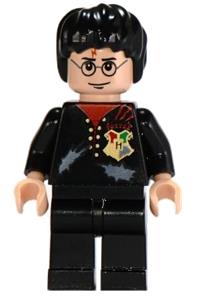 Harry Potter Minifigure - Harry Potter wearing a tattered tournament uniform shirt - hp075