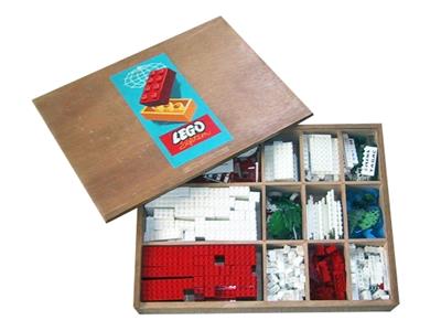 710-4 LEGO Wooden Storage Box with Contents